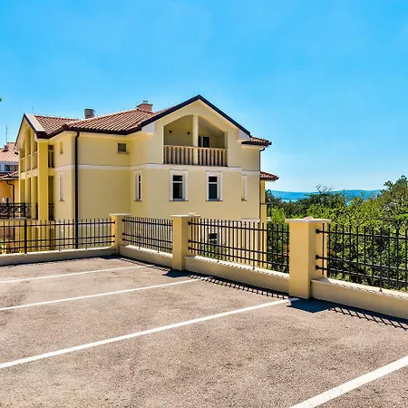 Zimmer Mit Pool, Nur 140 Meter Zum Strand Цриквеница